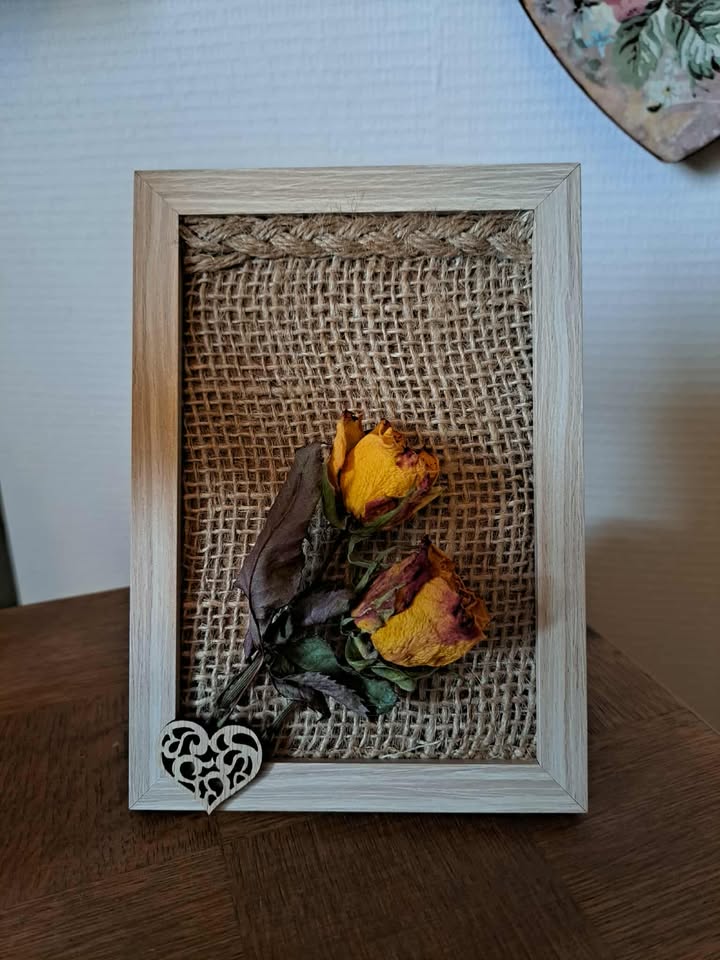 Cadre Roses sechées en relief