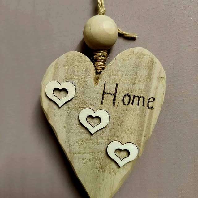 Coeur en Bois taillé a la Main