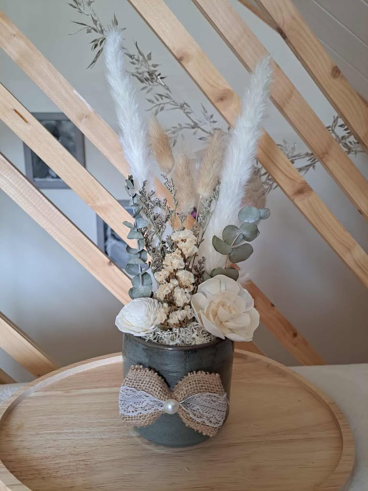 Composition florale couleur taupe