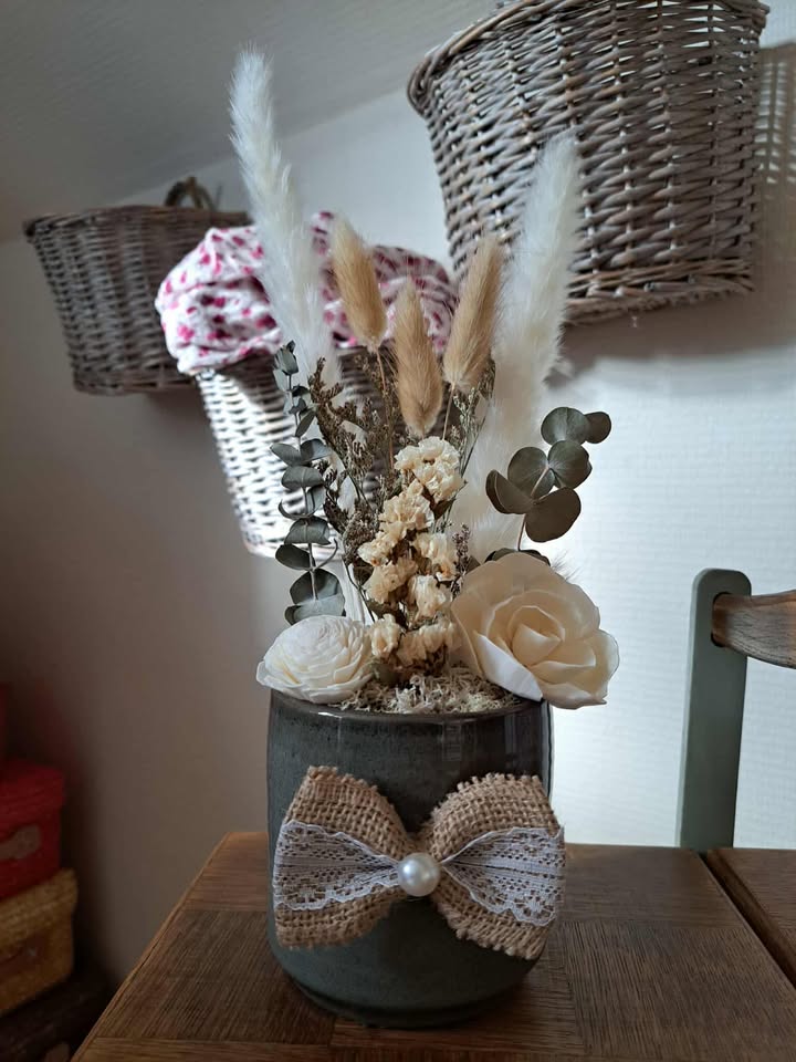 Composition florale couleur taupe